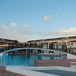 Bright Fenced Garden Flat With Swimming Pool