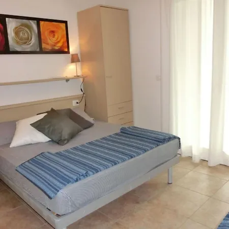 Bright Fenced Garden Flat With Swimming Pool 아파트 *