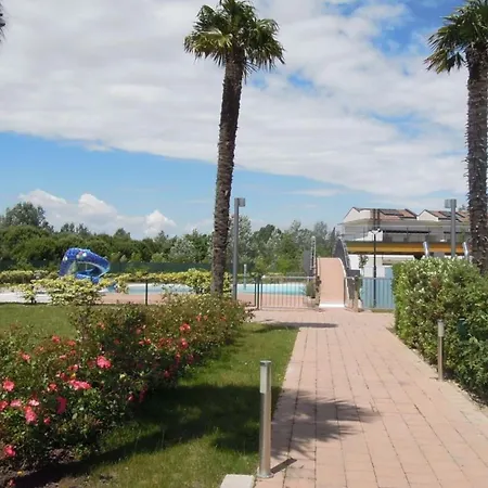 아파트 Bright Fenced Garden Flat With Swimming Pool *