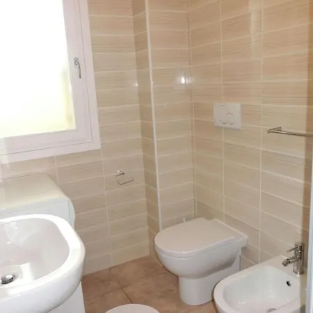 Recently Built Row House With Huge Swimming Pool 아파트 비비오네