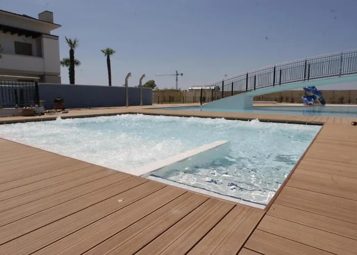 Bright Fenced Garden Flat With Swimming Pool 아파트 비비오네