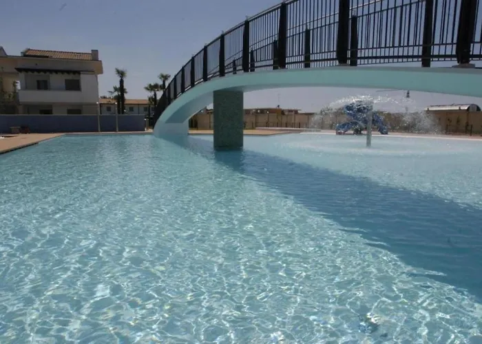 아파트 Bright Fenced Garden Flat With Swimming Pool 비비오네