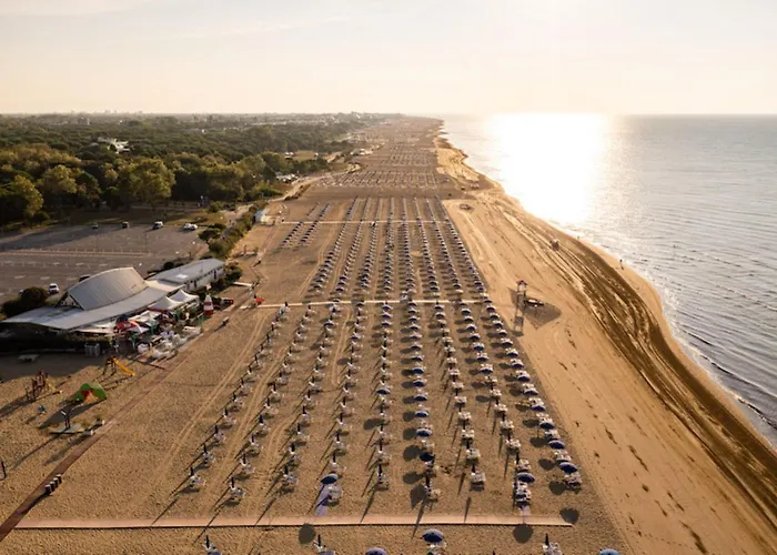 Bright Fenced Garden Flat With Swimming Pool * 비비오네