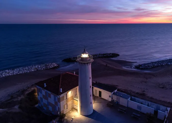 아파트 Bright Fenced Garden Flat With Swimming Pool *