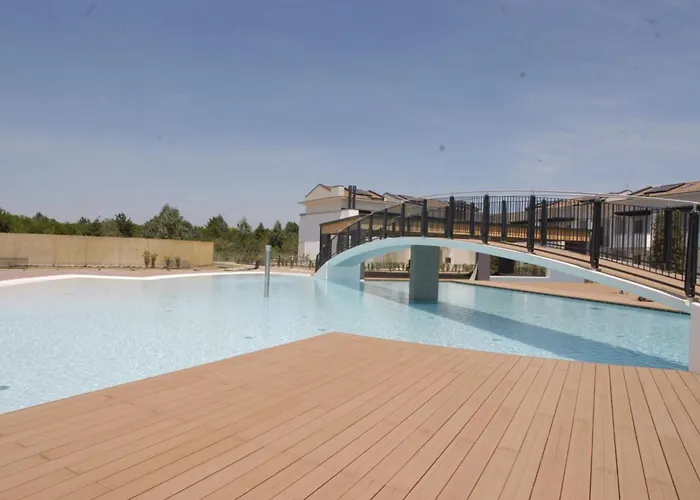 Bright Fenced Garden Flat With Swimming Pool