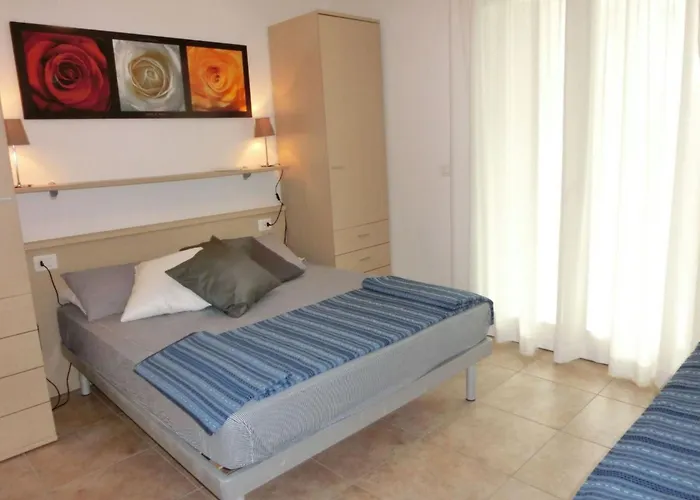 Bright Fenced Garden Flat With Swimming Pool 아파트 *