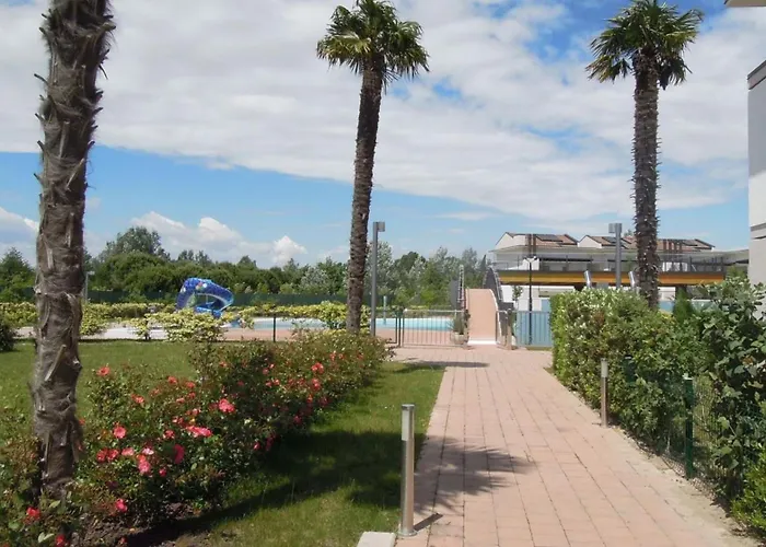 아파트 Bright Fenced Garden Flat With Swimming Pool *