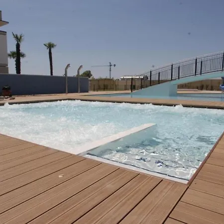 Bright Fenced Garden Flat With Swimming Pool 아파트 비비오네