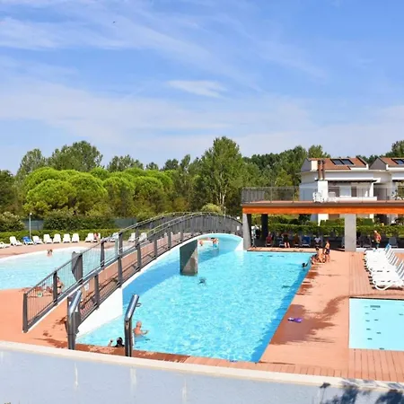 Bright Fenced Garden Flat With Swimming Pool *